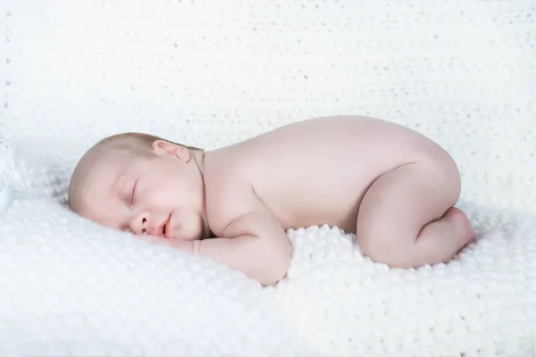 Bayi Perempuan Yang Baru Lahir Atas Selimut — Stok Foto