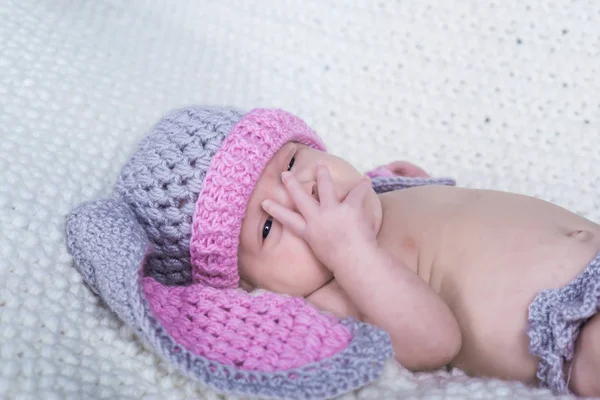 Νεογέννητο Κορίτσι Μια Κουβέρτα — Φωτογραφία Αρχείου