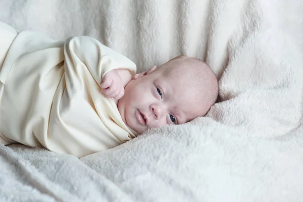 Νεογέννητο Κορίτσι Μια Κουβέρτα — Φωτογραφία Αρχείου