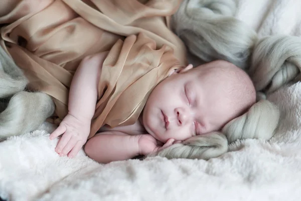 毯子上的新生儿 — 图库照片