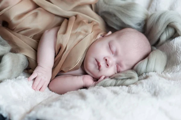 毯子上的新生儿 — 图库照片