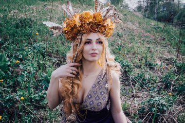 Çiçek açan ışıklar ile ormanda Perisi