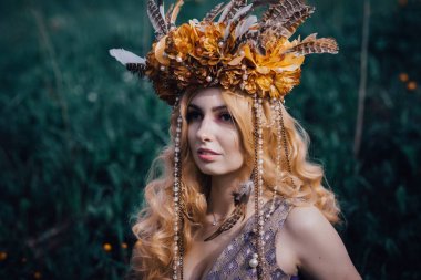 Çiçek açan ışıklar ile ormanda Perisi