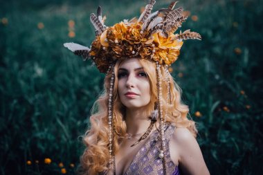 Çiçek açan ışıklar ile ormanda Perisi