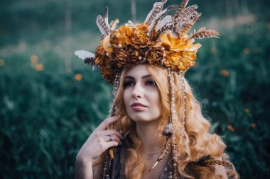 Çiçek açan ışıklar ile ormanda Perisi