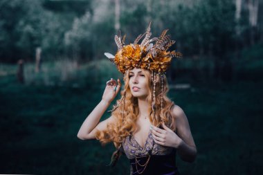 Çiçek açan ışıklar ile ormanda Perisi