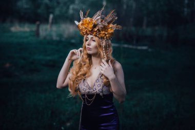 Çiçek açan ışıklar ile ormanda Perisi