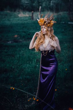 Çiçek açan ışıklar ile ormanda Perisi