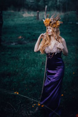 Çiçek açan ışıklar ile ormanda Perisi