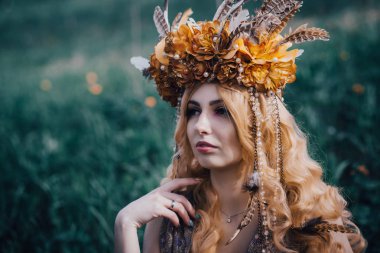 Çiçek açan ışıklar ile ormanda Perisi