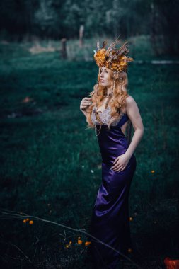 Çiçek açan ışıklar ile ormanda Perisi