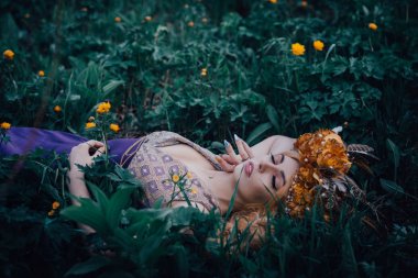 Çiçek açan ışıklar ile ormanda Perisi