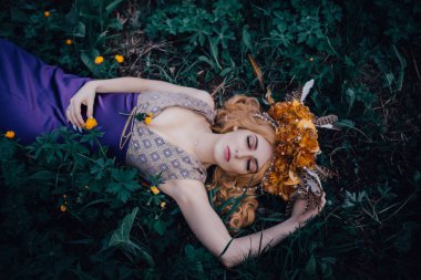 Çiçek açan ışıklar ile ormanda Perisi