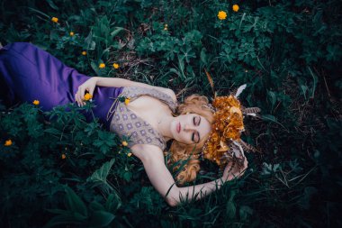 Çiçek açan ışıklar ile ormanda Perisi