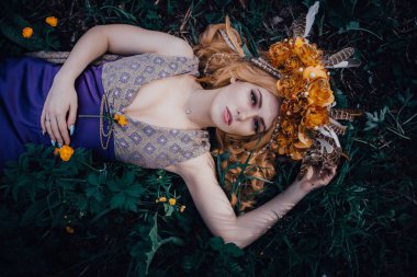 Çiçek açan ışıklar ile ormanda Perisi