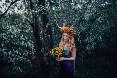 Çiçek açan ışıklar ile ormanda Perisi