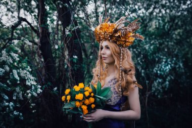 Çiçek açan ışıklar ile ormanda Perisi