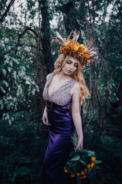 Çiçek açan ışıklar ile ormanda Perisi