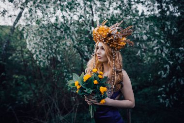 Çiçek açan ışıklar ile ormanda Perisi