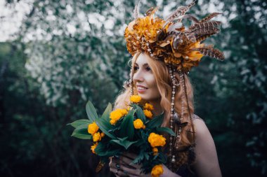 Çiçek açan ışıklar ile ormanda Perisi