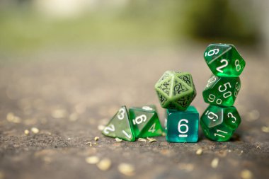 rol yapma ve masa oyunları için zar oynamak