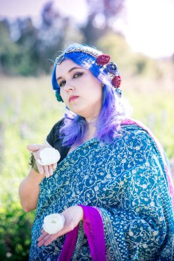 Lupins bir sari kız