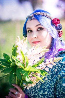 Lupins bir sari kız