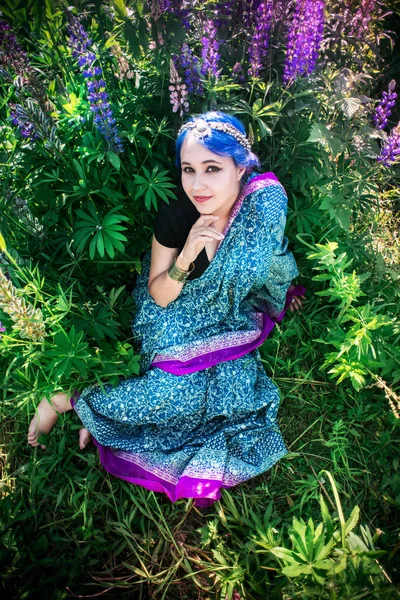 Lupins bir sari kız