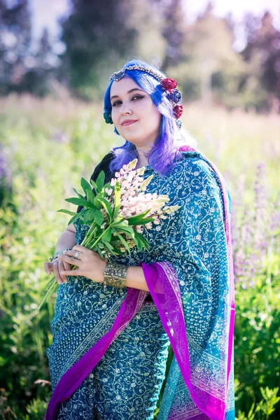 Fille Dans Sari Dans Lupins — Photo