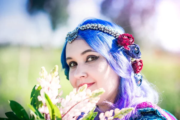 Lupins bir sari kız