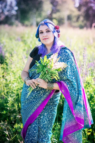 Lupins bir sari kız