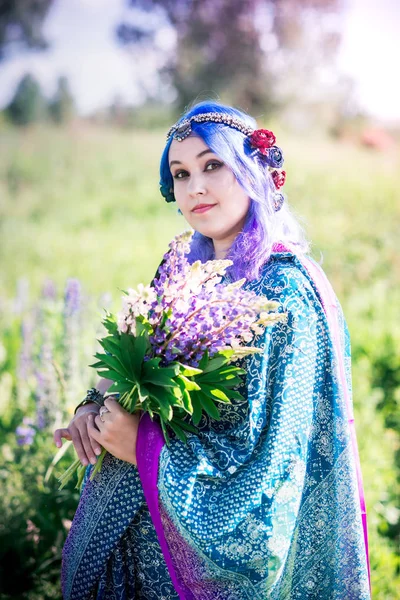 Lupins bir sari kız