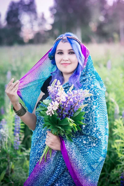 Menina Sari Lupins — Fotografia de Stock