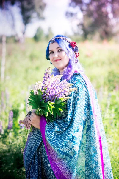 Lupins bir sari kız