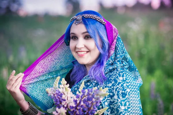 Lupins bir sari kız