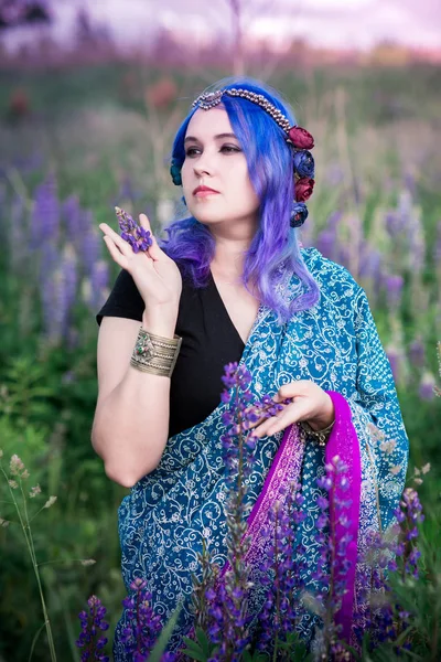 Lupins bir sari kız