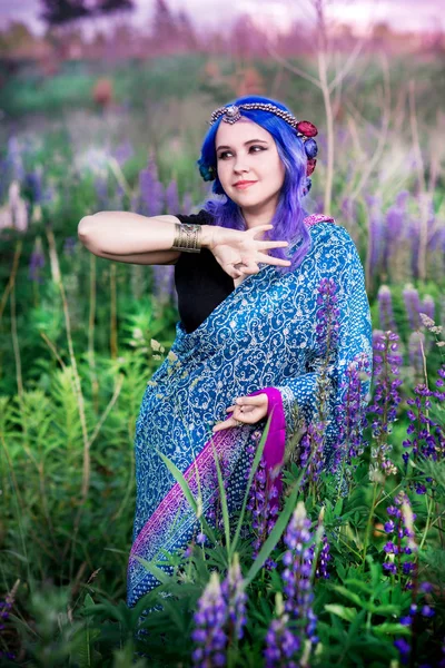 Lupins bir sari kız