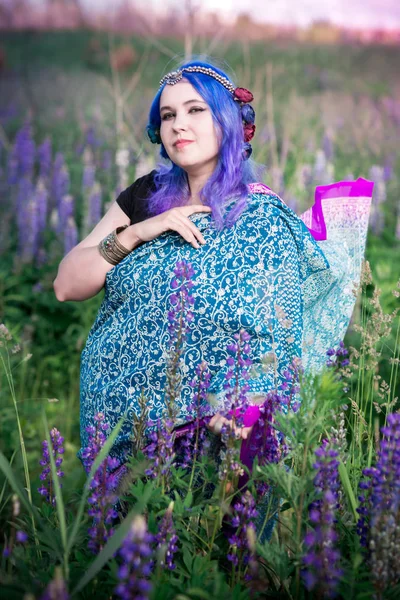 Girl Sari Lupins — Stock Photo, Image