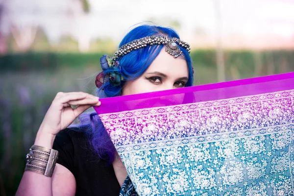 Lupins bir sari kız