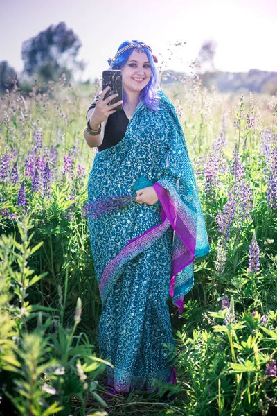 Lupins bir sari kız