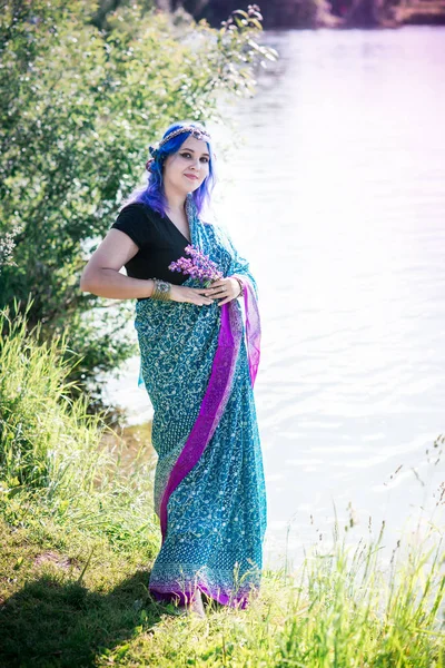 Göl kenarında bir sari kız