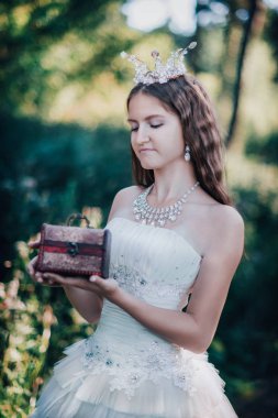 bir çam ormanında prenses