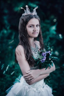 bir çam ormanında prenses