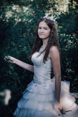 bir çam ormanında prenses