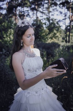 bir çam ormanında prenses