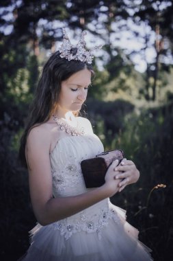 bir çam ormanında prenses