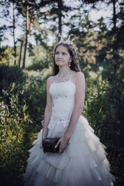 bir çam ormanında prenses