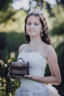 bir çam ormanında prenses