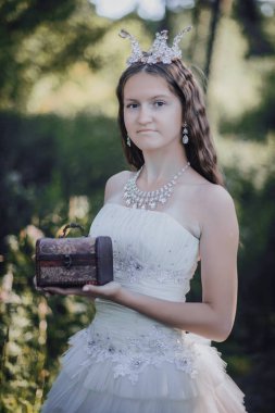 bir çam ormanında prenses