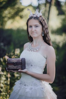 bir çam ormanında prenses